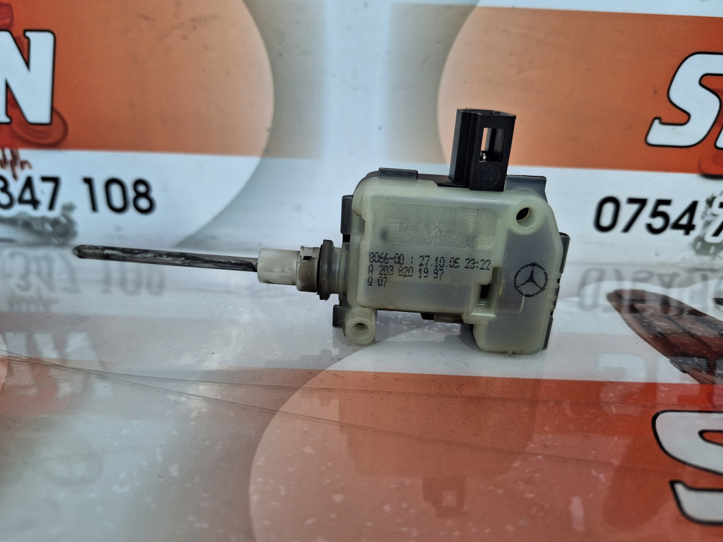 Actuator usa rezervor Mercedes-Benz C Class W203 2.2 Motorina 2003, A2038201997