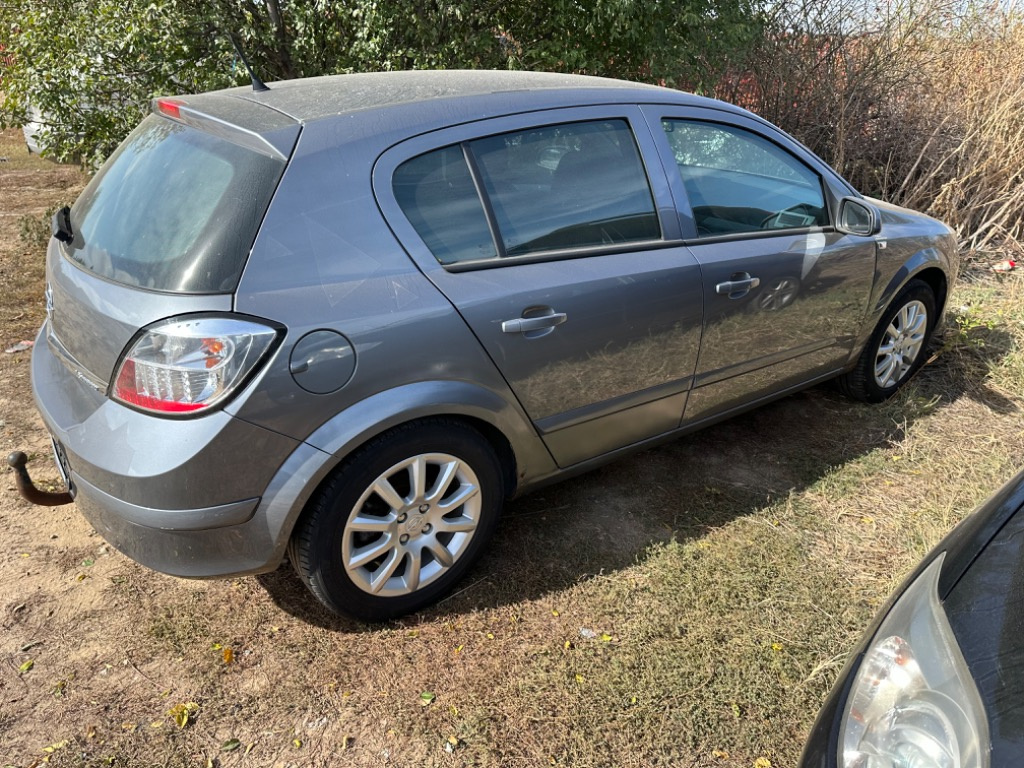 Alternator Opel Astra H 2005 Hatchback 1