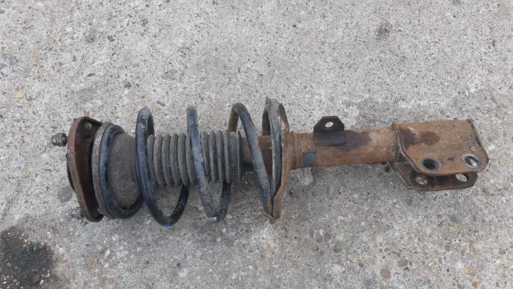 Amortizoare fata complete Toyota Avensis T25 2.2D(un arc rupt)