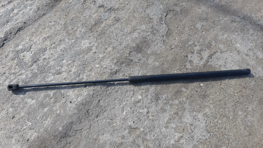 Amortizor capota VW Jetta 2007.