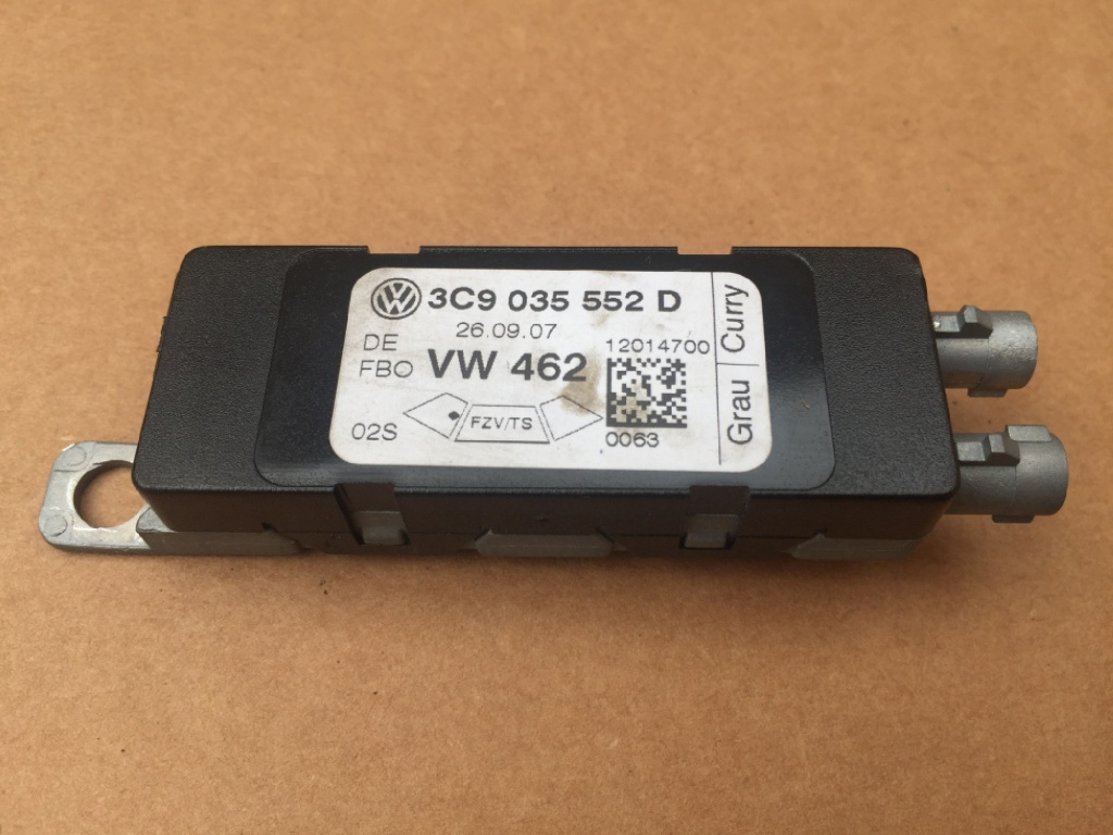 Amplificator antena Passat B6 3C9035552D Volkswagen Passat B6 an 2006 cod piesa 3C9035552D NR228
