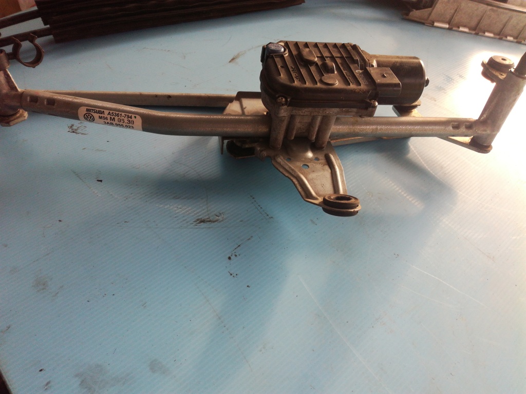 Ansamblu stergator complet VW Passat B7 cod 3AB955023