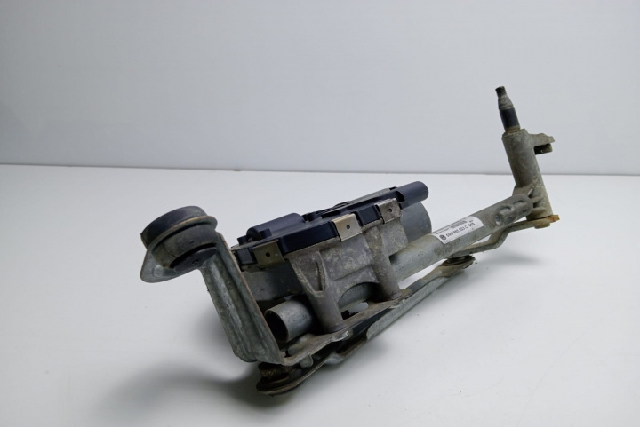 Ansamblu stergator cu motoras stanga 5M0