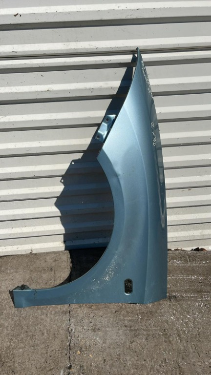 Aripă stânga Seat Leon 1P 2005-2012 prezintă o îndoitură ușoară pe nervură
