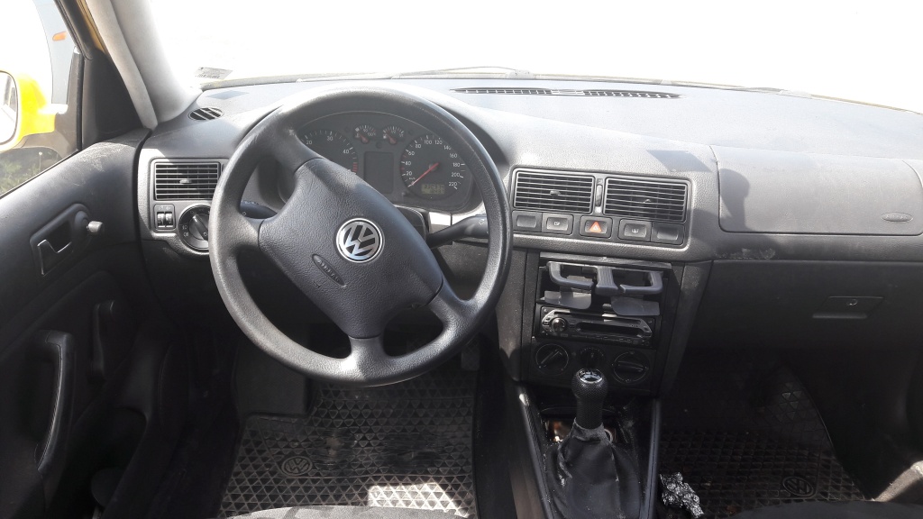 Aripa dreapta fata VW Golf 4 2000 Hatchb