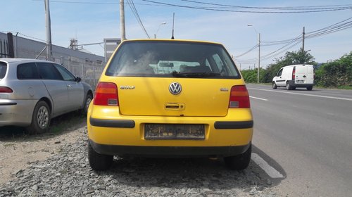 Aripa dreapta fata VW Golf 4 2000 Hatchb