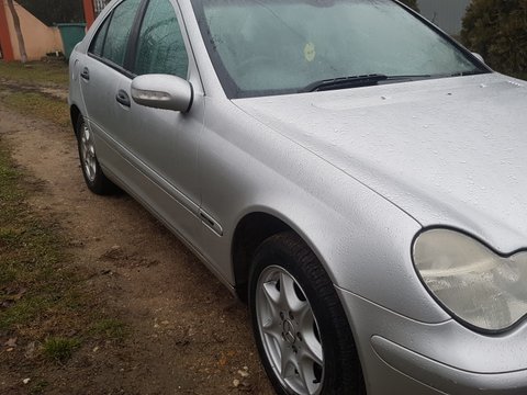 Aripa dreapta Mercedes C class W 203