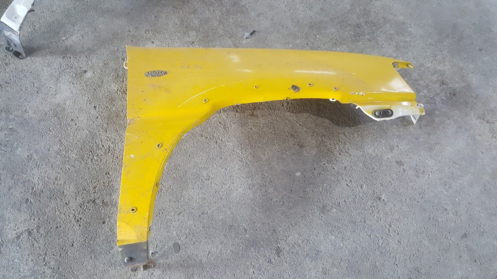 Aripa dreapta Nissan Terrano 2 galbena