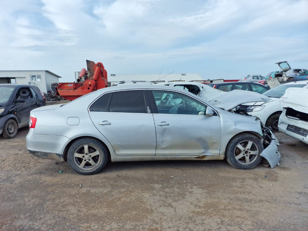 Aripa dreapta spate Volkswagen Jetta 2009 1.9 TDI 