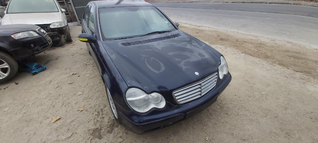 Aripa stanga fata Mercedes C-Class W203 