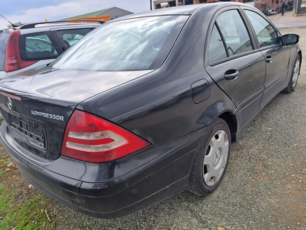Aripa stanga fata Mercedes C-Class W203 2006 kompressor 1796 benzina
