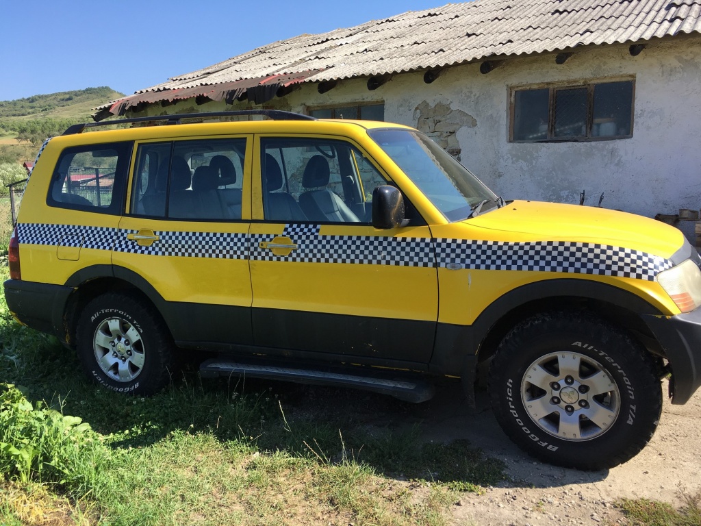 Aripa stanga fata Mitsubishi Pajero 2006