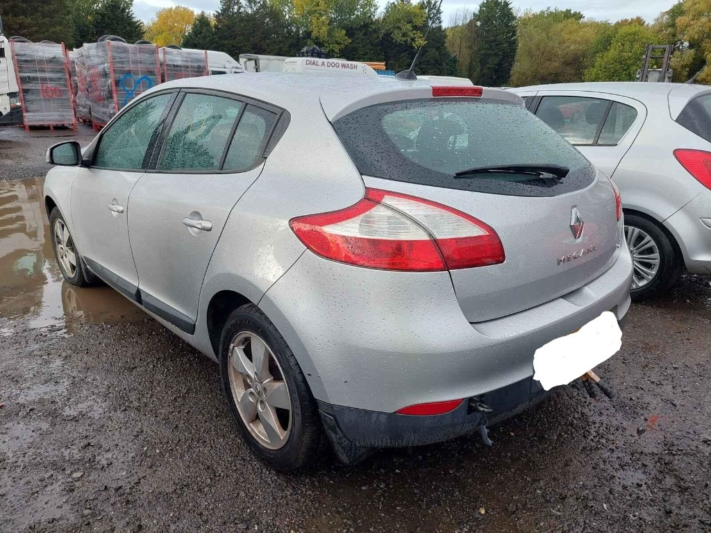 Aripa stanga fata Renault Megane 3 2011 