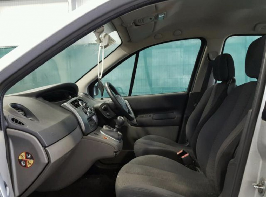 Aripa stanga fata Renault Scenic II 2008