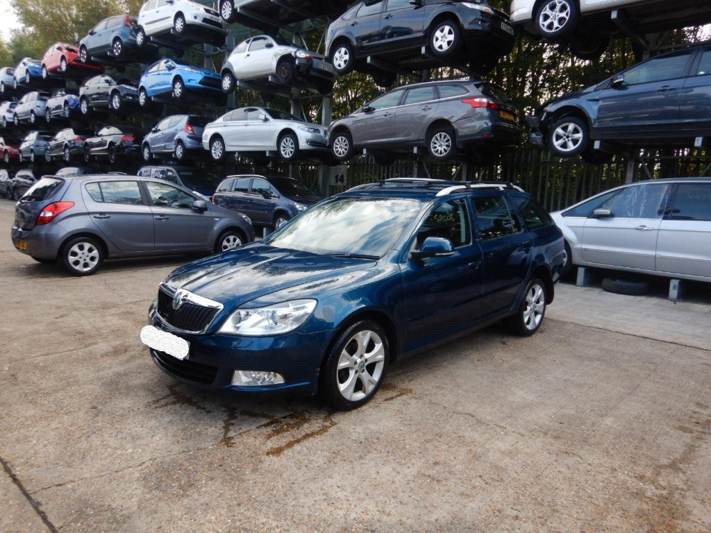 Aripa stanga fata Skoda Octavia 2 2013 BREAK 1.6 TDI