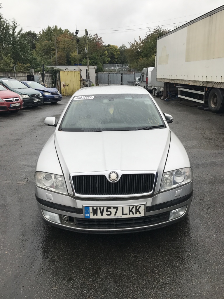 Aripa stanga fata Skoda Octavia 2008 Hatchback 1.9