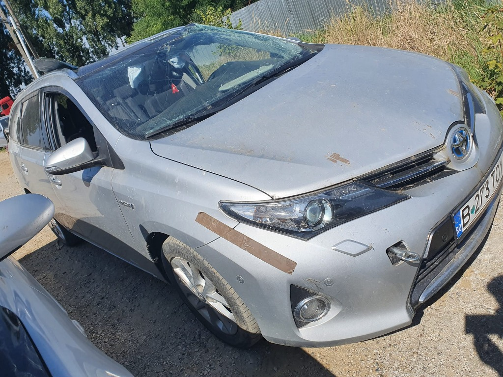 Aripa stanga fata Toyota Auris 2014 2 break 1.8 hybrid