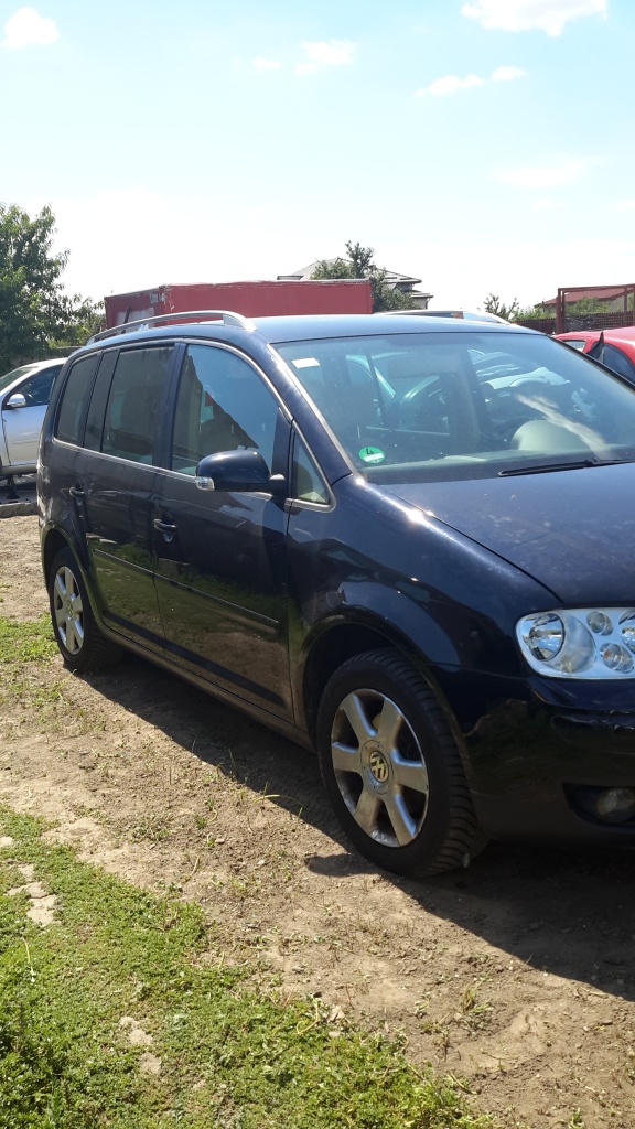 Aripa stanga fata Volkswagen Touran 2004
