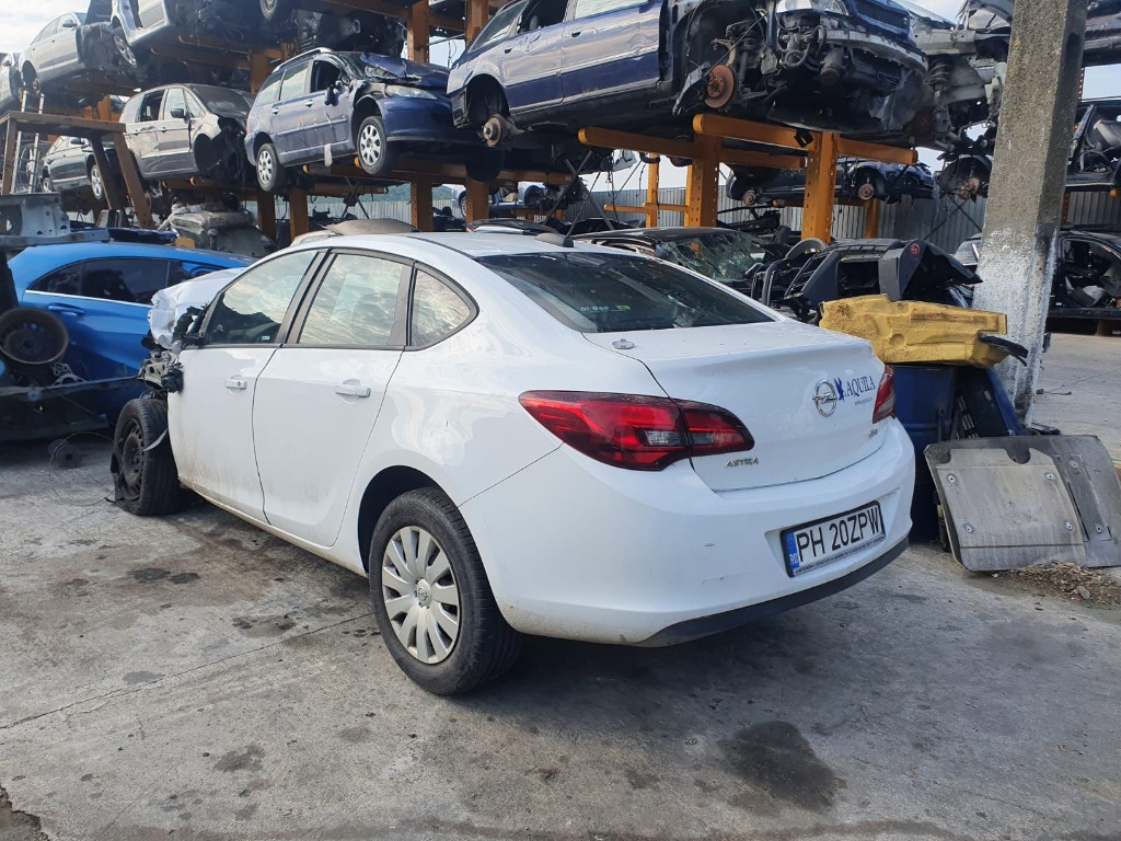 Aripa stanga spate Opel Astra J 2017 berlina 1.6 cdti