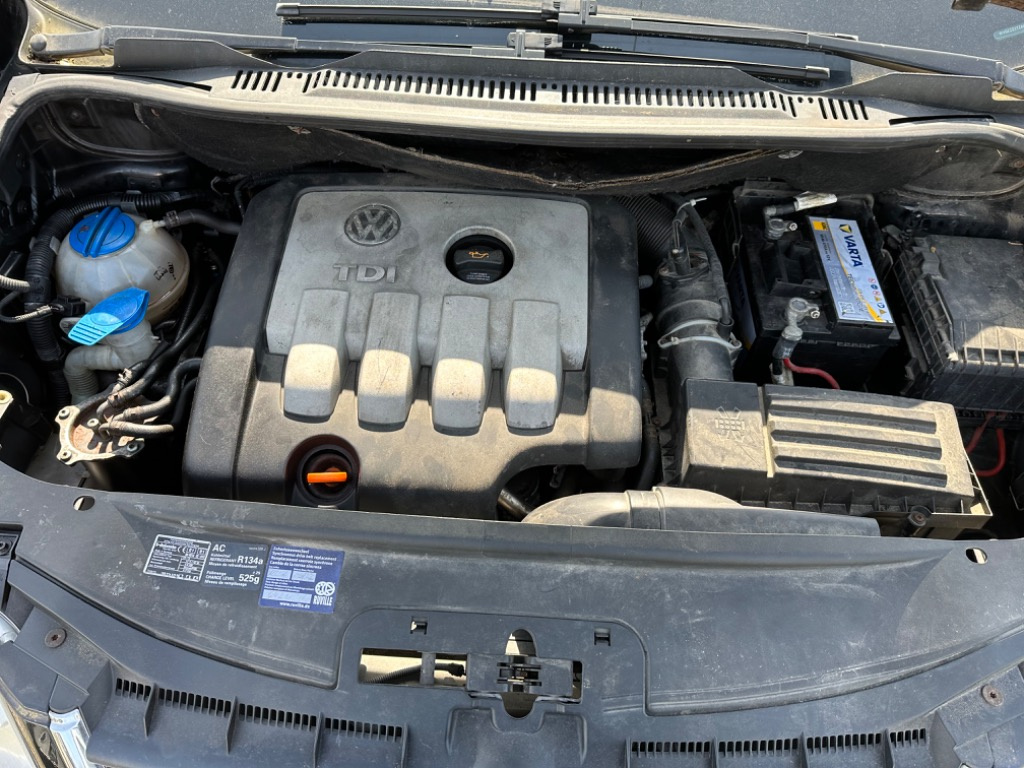 Aripa stanga spate Volkswagen Touran 200
