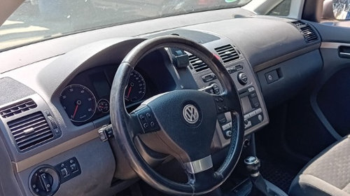 Aripa stanga spate Volkswagen Touran 200