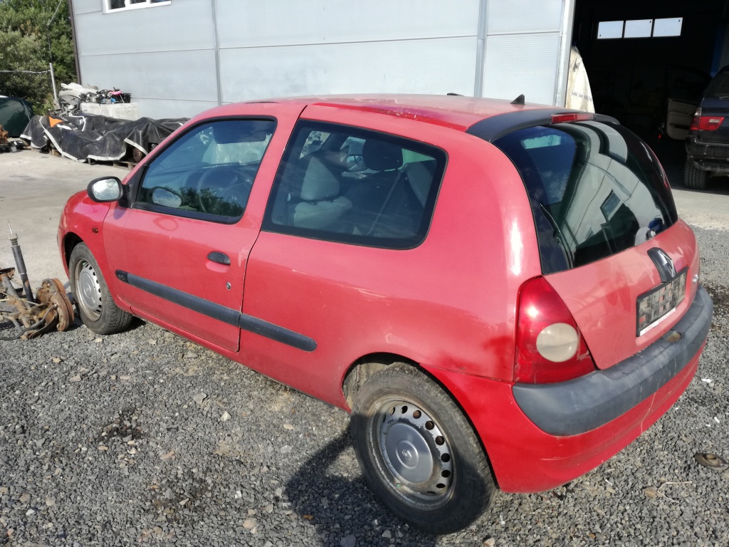 Ax came Renault Clio 2002 Hatchback in 2