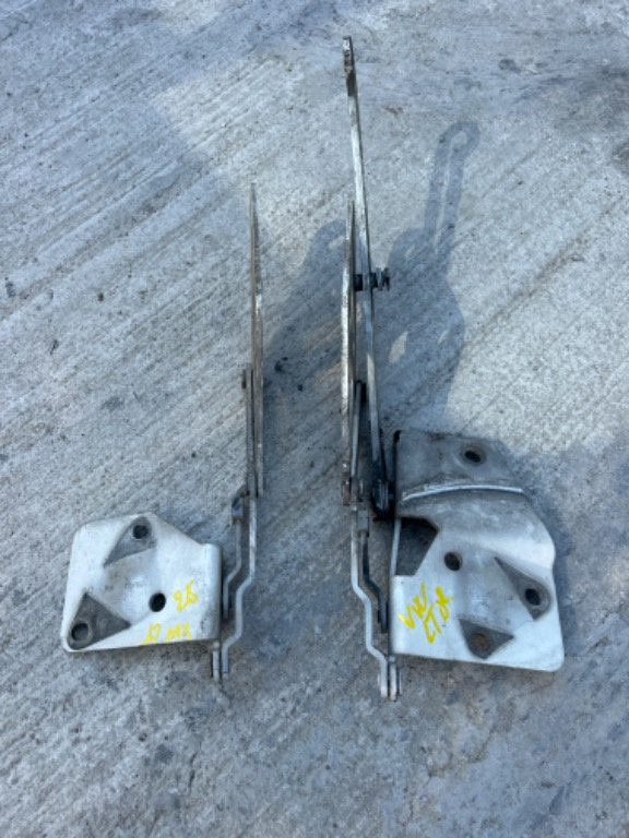 Balama capotă stanga dreapta Volkswagen Lt 2D0823301B 2D0823302B