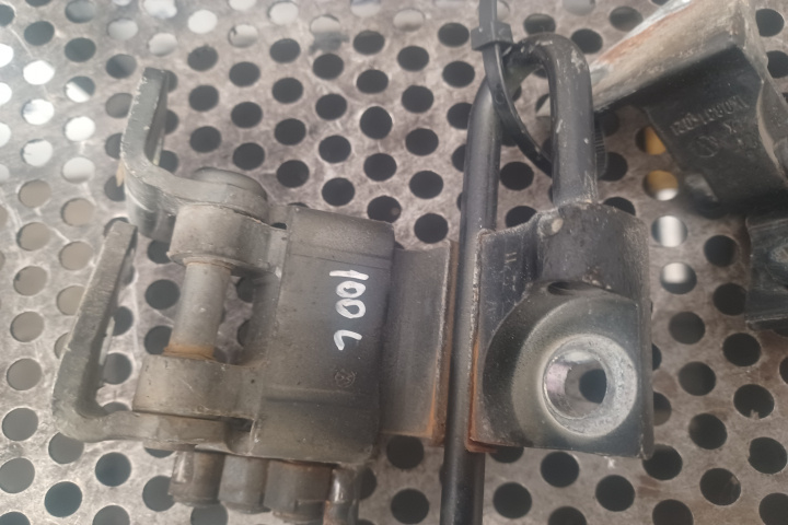 Balama inferioara usa fata dreapta 1K0831402 Volks