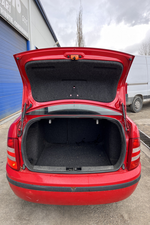 Balama stanga capota portbagaj Skoda Fabia 6Y [facelift] [2004 - 2007] Sedan