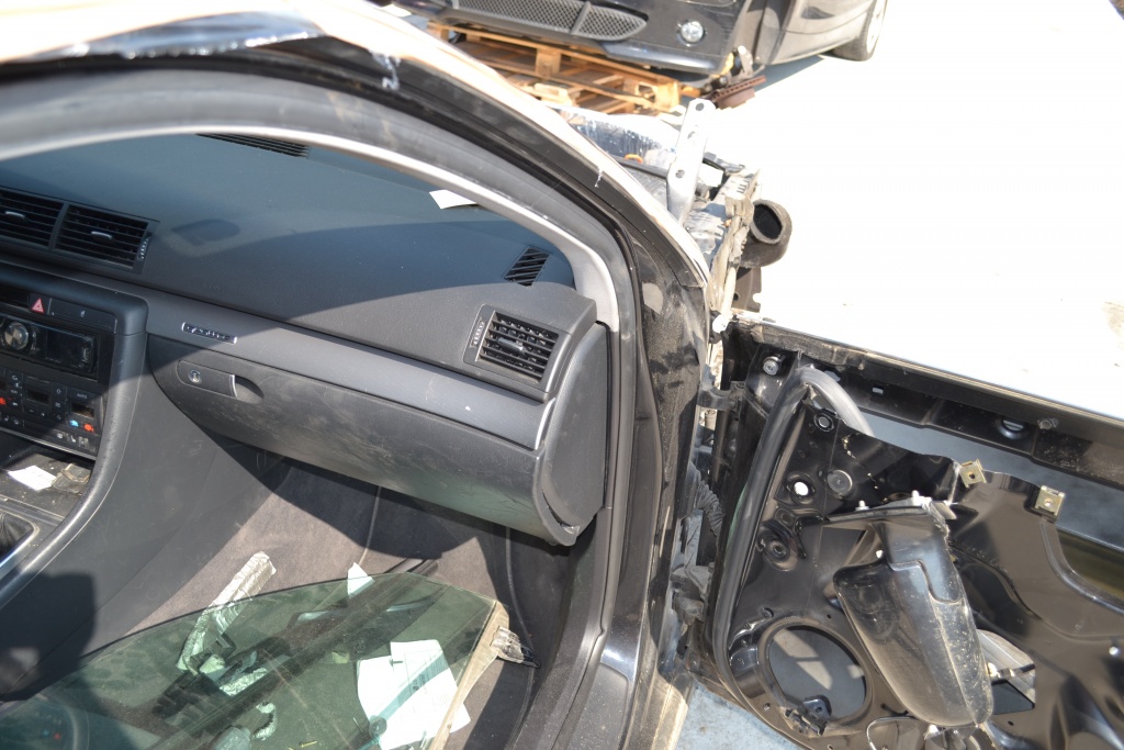 BALAMA USA FATA DREAPTA AUDI A4 2.5 TDI