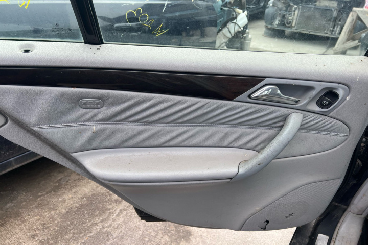 Bandou mijloc usa fata dreapta Mercedes-