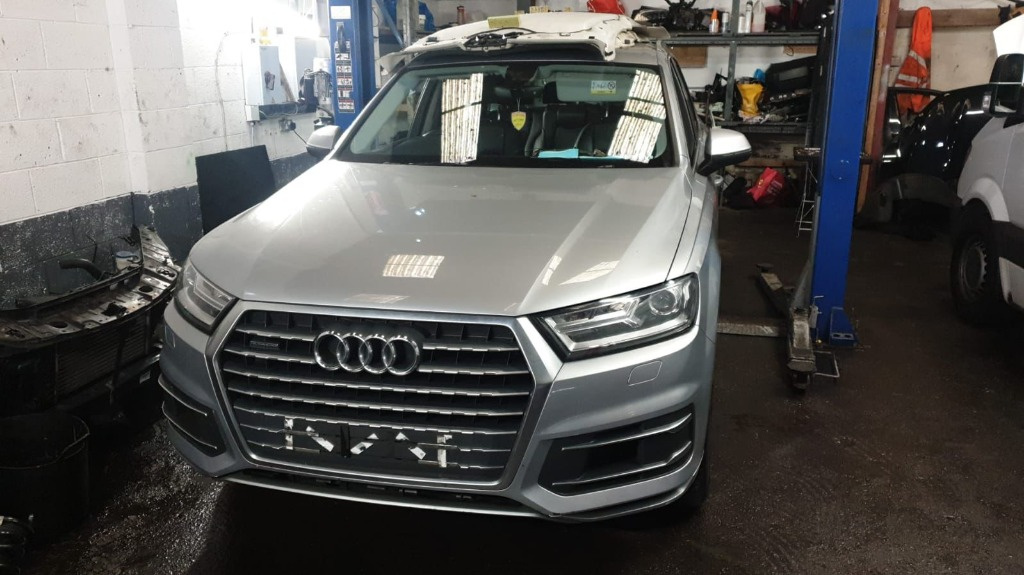 Bara fata Audi Q7 4M 2016