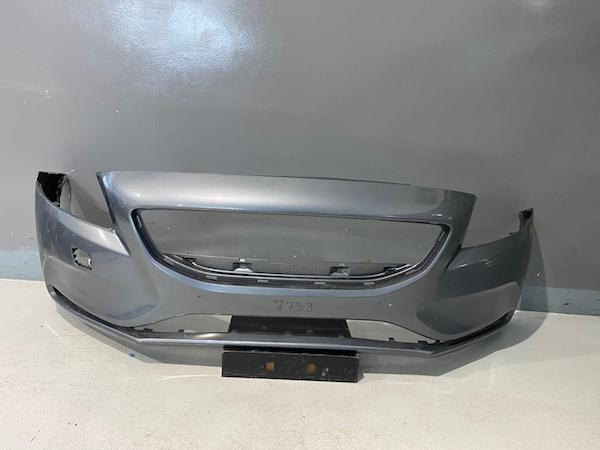 Bara fata fara gauri de spalator si fara gauri de senzor Volvo V40 2012-2018 31283732
