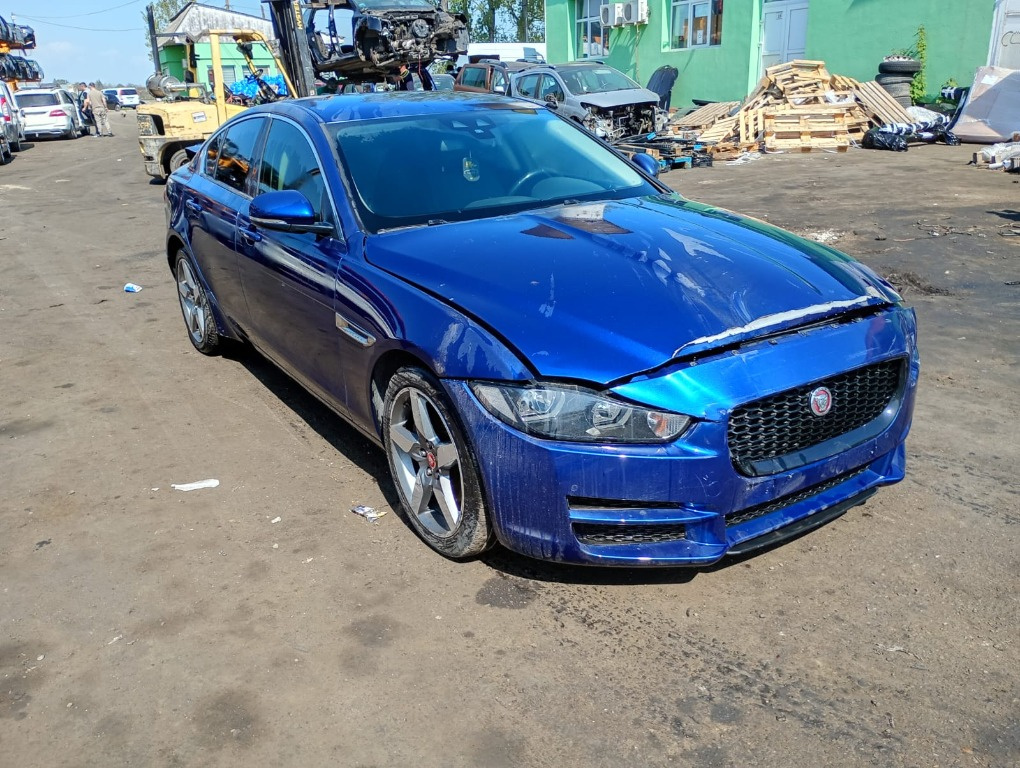 Bara fata Jaguar XE 2016 berlina 2.0 204