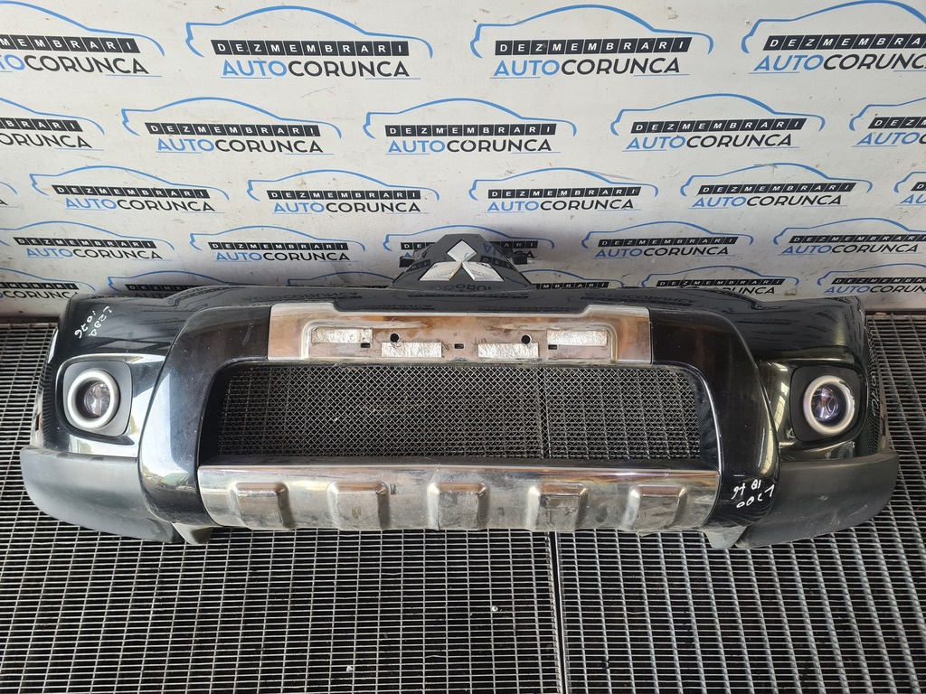 Bara fata Mitsubishi L200 Facelift 2010 - 2015 negru x08 model fara spalatoare far ZGÂRIATA ȘI CRĂPATĂ