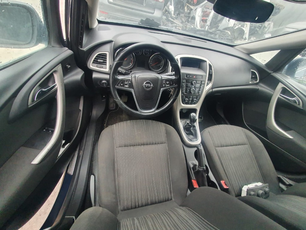 Bara fata Opel Astra J 2011 hatchback 1.