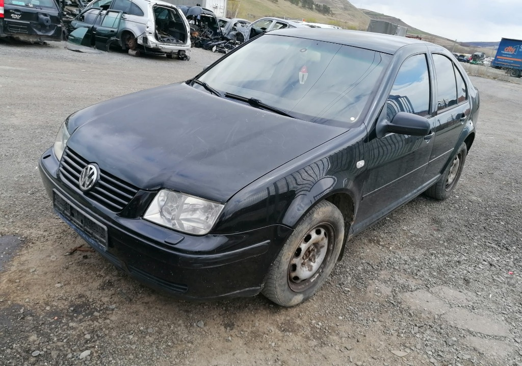 Bara fata Volkswagen Bora 2001 1.6 Benzina Cod motor AZD 105CP/77KW