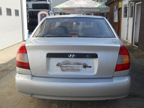 Bara spate Hyundai Accent 1.4 benzina an 2003
