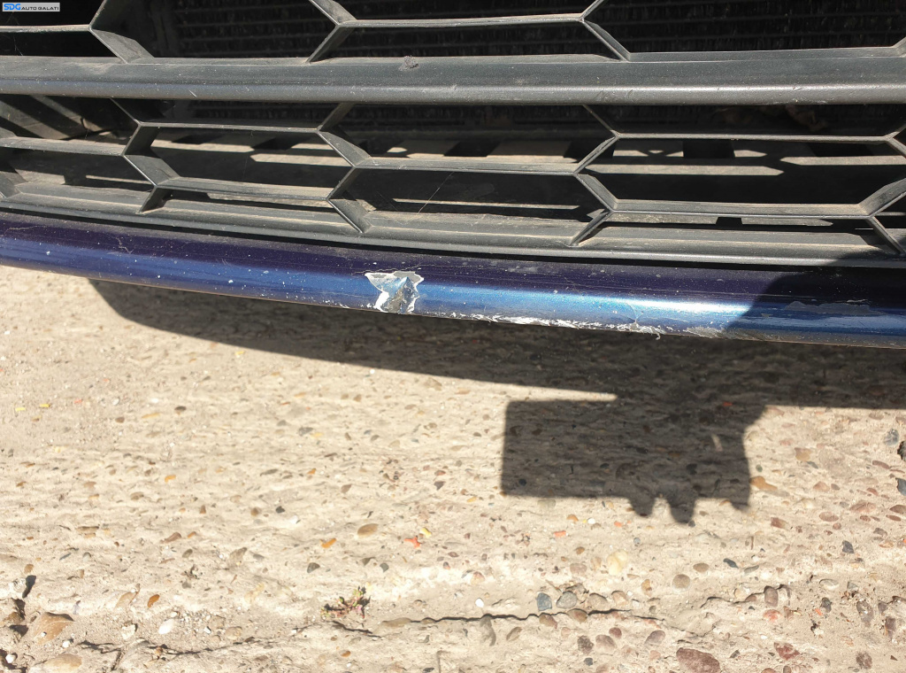 Bara Spoiler Fata cu Grila si Grile Proiectoare cu Imperfectiuni Skoda Superb 2 Break Combi FL Facelift 2013 - 2015 Culoare LW5Q (mici zgarieturi,lac sarit,vopsea stearsa) [K0182]