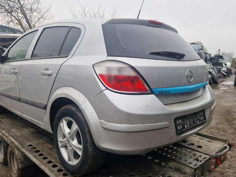 Bara spoiler spate Opel Astra H hatchback