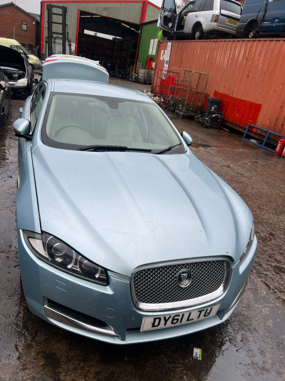 BOXA JAGUAR XF ARGINTIU LIMUZINA (id: 700)