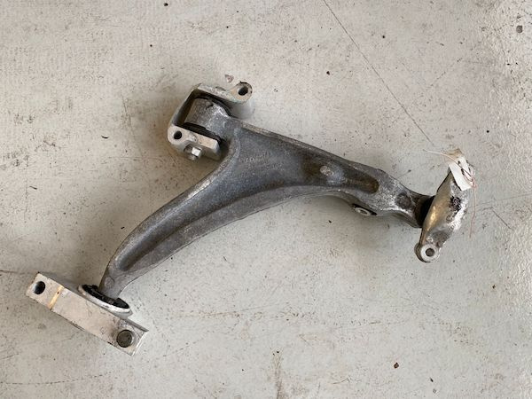 Brat inferior stanga VOLVO S90 32370927