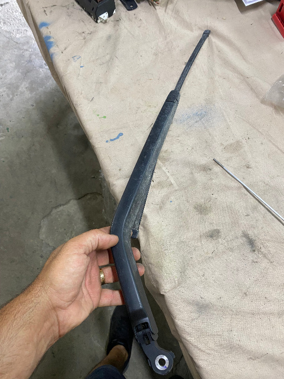 Brat stergator usa dreapta spate T5