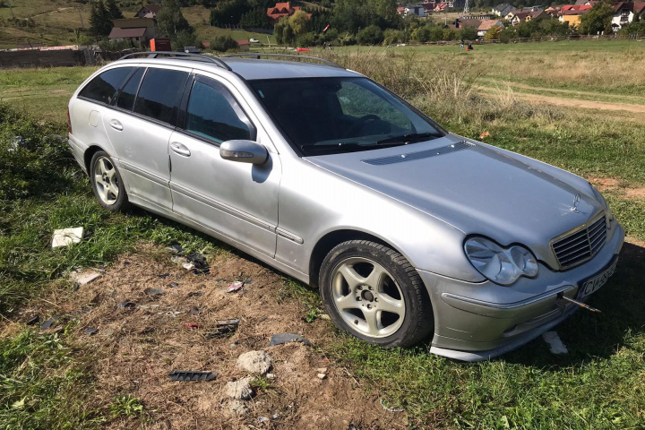 Brat superior spate dreapta spre fata Mercedes-Ben