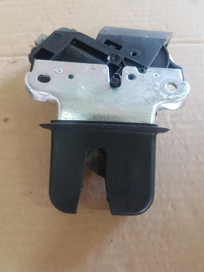 Broasca capota portbagaj 4E5887505D Volkswagen Pas