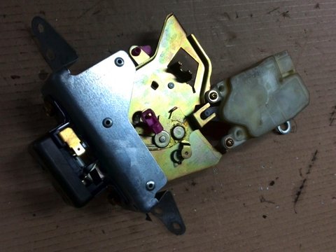 BROASCA INCUIETOARE GEAM LUNETA SPATE PORTBAGAJ + ACTUATOR MOTORAS