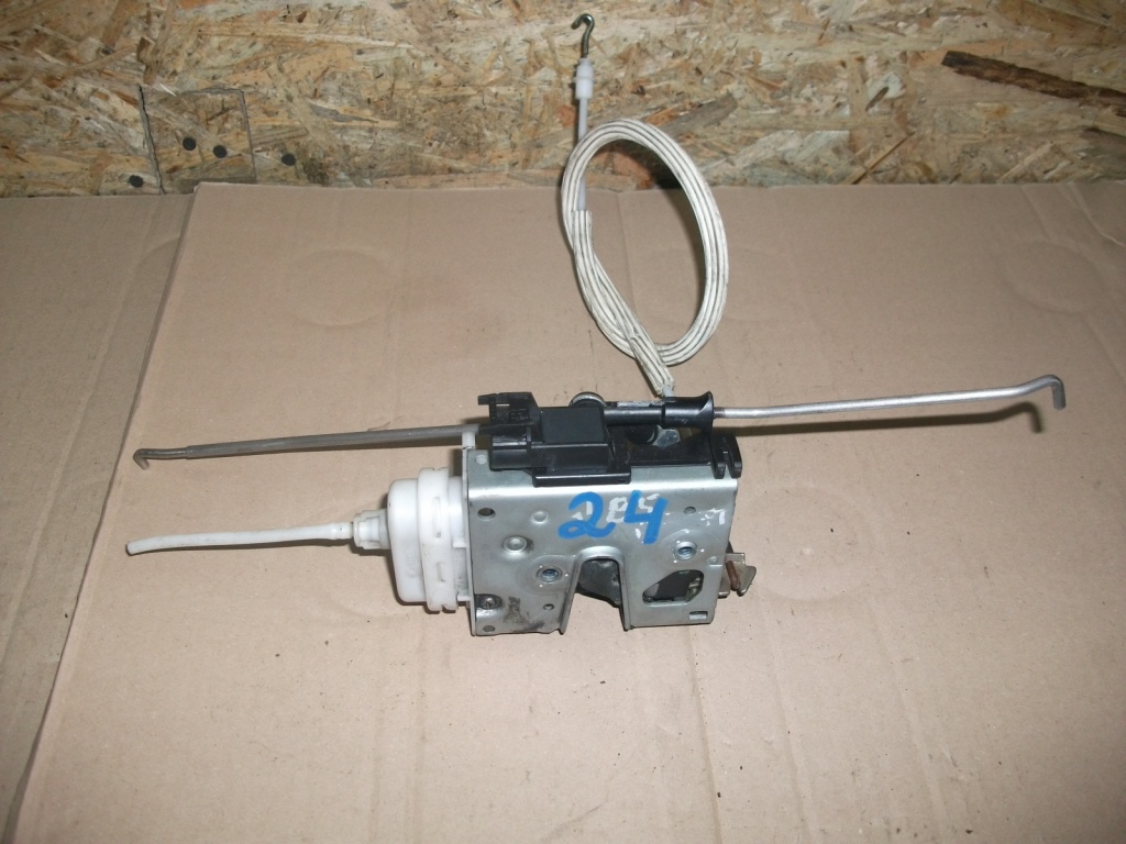 Broasca , incuietoare usa dreapta fata Audi A4 B5, 8D2837016F