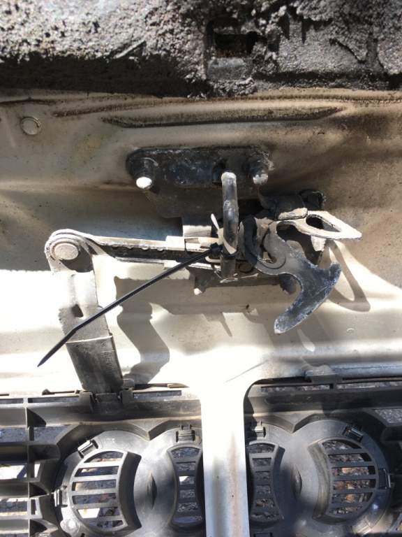 Broasca siguranta capota motor Audi A6 4B/C5 [face