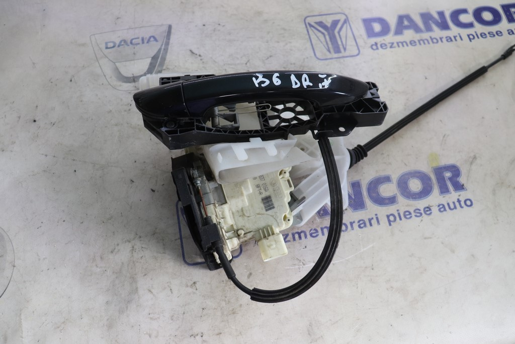 BROASCA USA DREAPTA FATA CU TOT CU MANER EXTERIOR Deschidere VOLKSWAGEN PASSAT B6 3C137016A