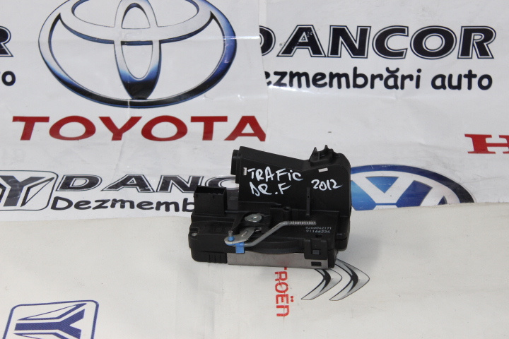 BROASCA USA DREAPTA FATA RENAULT TRAFIC - AN 2012